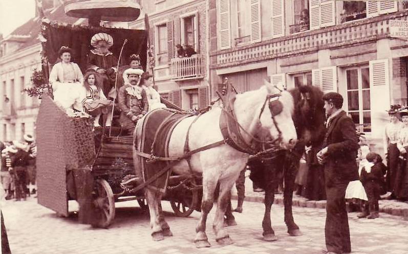 Vieils-Maisons (Aisne) CPA cavalcade 1910