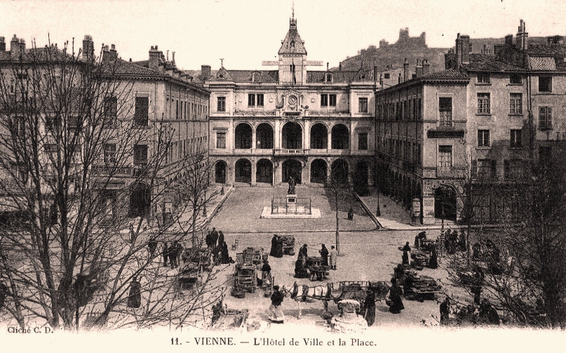 Vienne (Isère) L'Hôtel de Ville et la place CPA