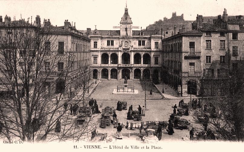 Hôtel de Ville et place CPA