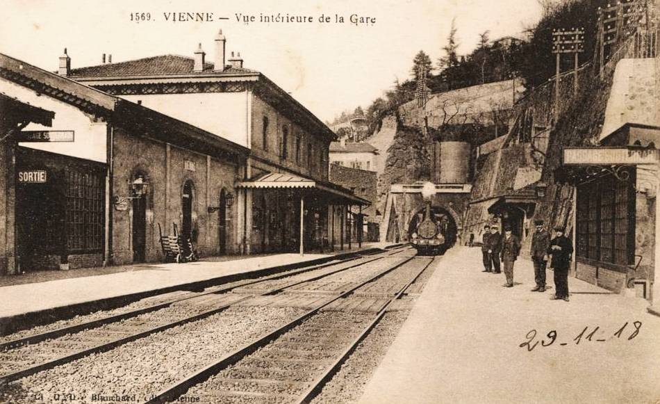 Vienne (Isère) La gare intérieure CPA