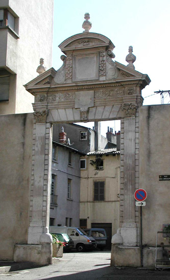 Vienne (Isère) La porte de la cour de l'Ambulance