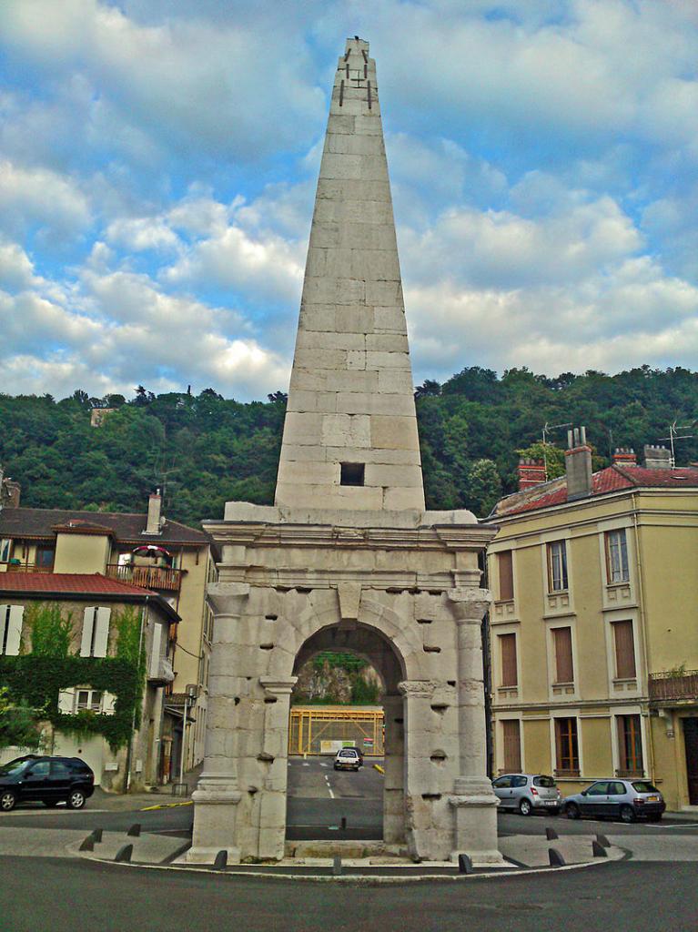 Vienne (Isère) La pyramide