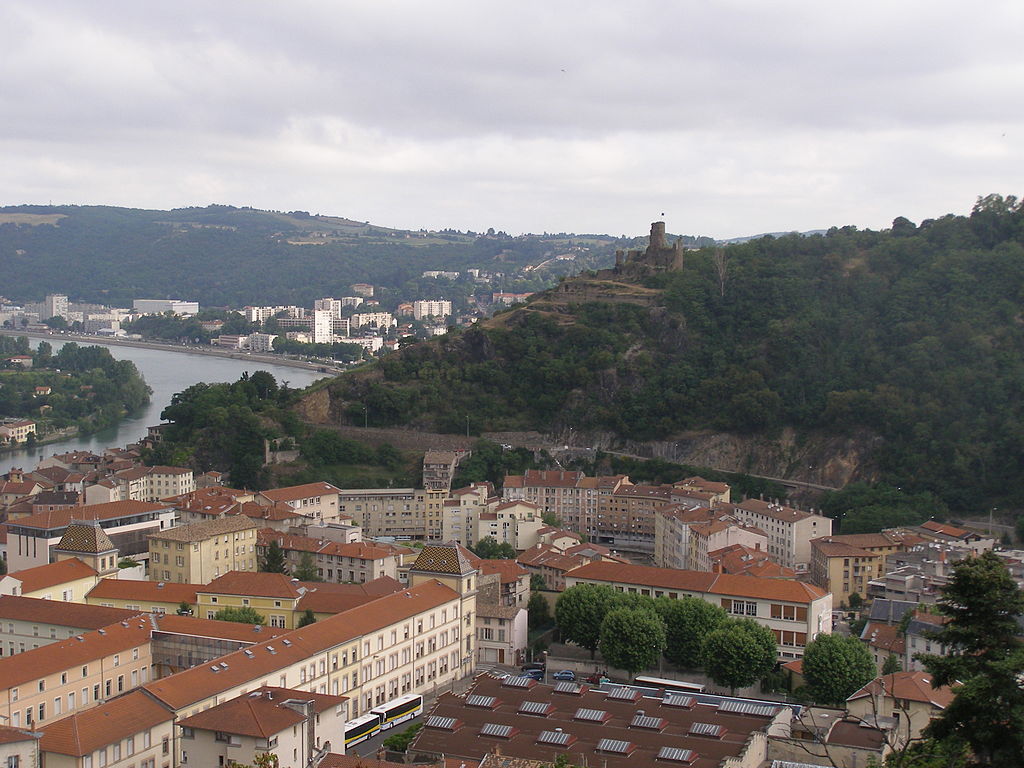 Vienne (Isère) Le Mont Salomon au 2e plan