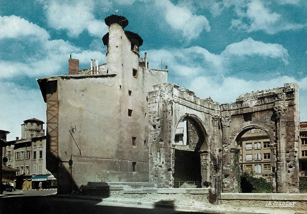 Portique du forum et les maisons Renaissance