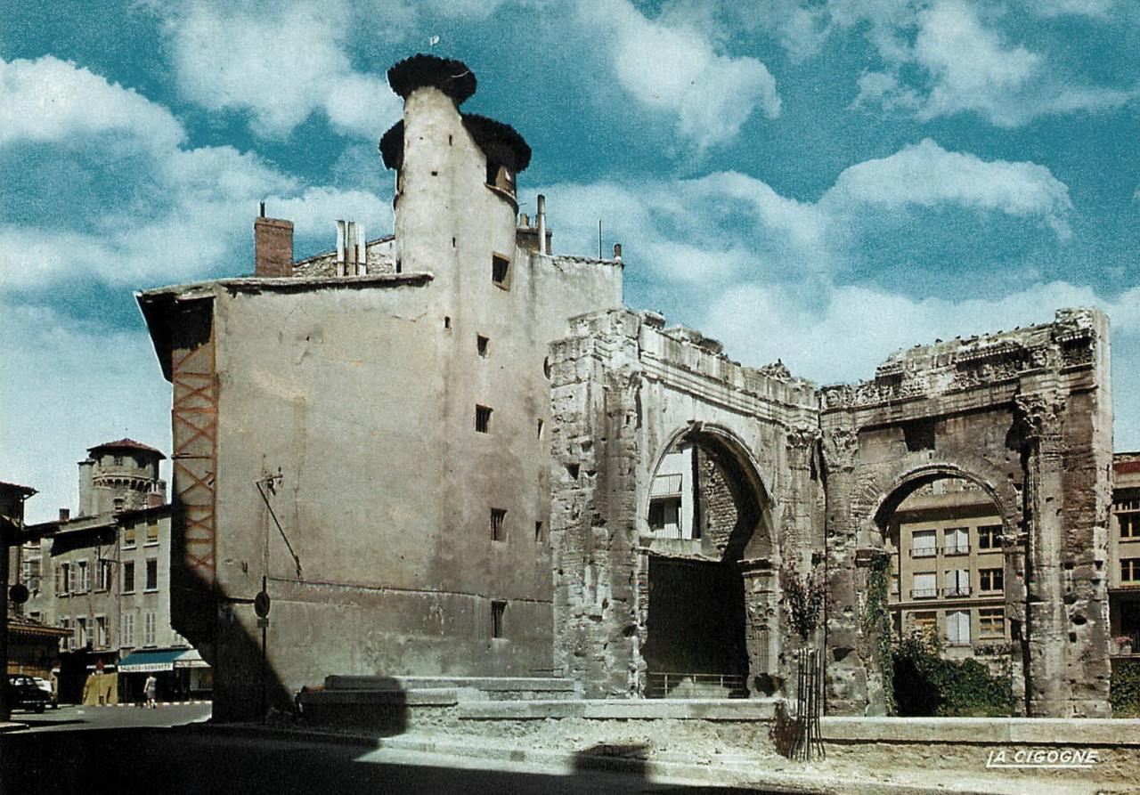 Vienne (Isère) Le portique du forum et les maisons Renaissance