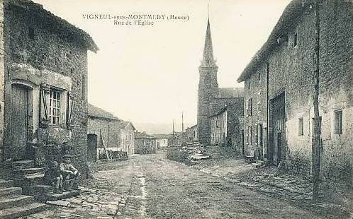 Vigneul-sous-Montmédy (Meuse) La rue de l'église CPA