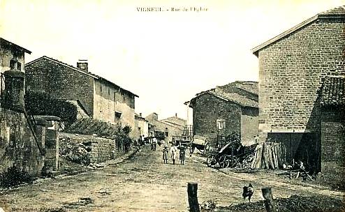 Vigneul-sous-Montmédy (Meuse) La rue de l'église CPA