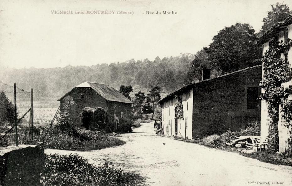 Vigneul-sous-Montmédy (Meuse) La rue du Moulin CPA