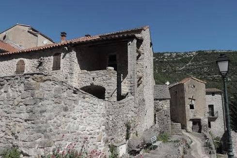 Dans le village