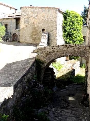 Dans le village