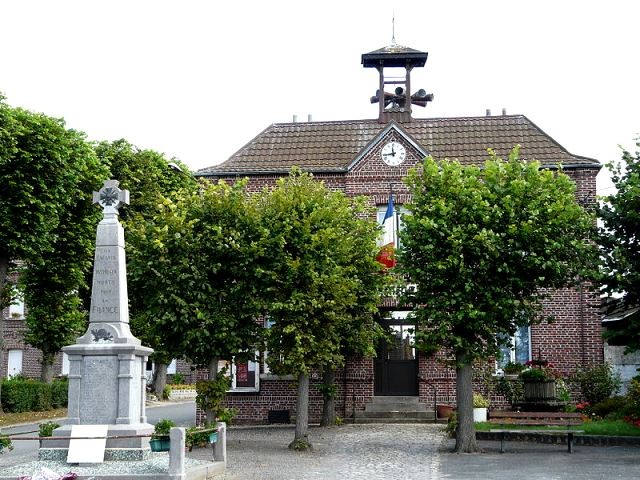 Wambaix 59 la mairie et le monument aux morts