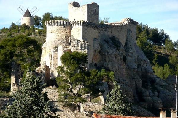 Boulbon bouches de rhone le chateau chapelle et moulin bonnet