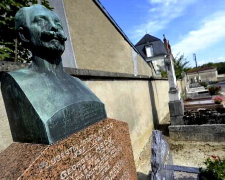 Bourges 18 le cimetiere des capucins buste de hecq