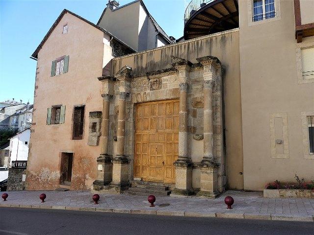 Espalion aveyron le couvent des ursulines portail 1