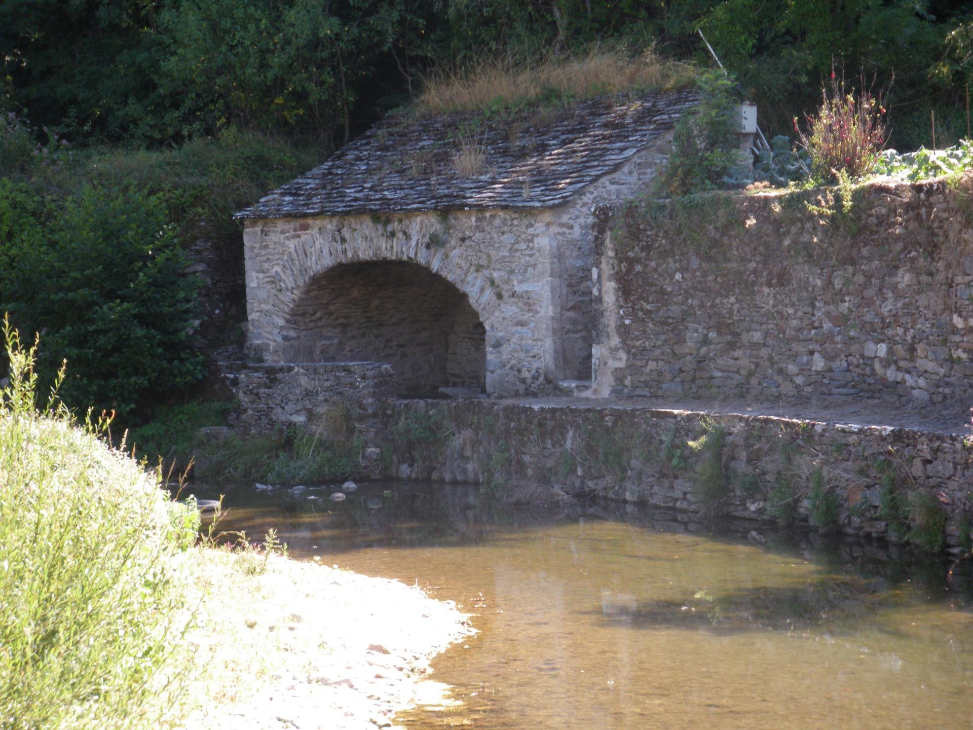 Laroque, le lavoir sur la Nuéjouls