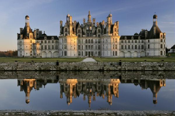 Le chateau de chambord se refletant dans l eau