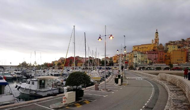 Basilique Saint-Michel, vue de l'esplanade et du port de Garavan