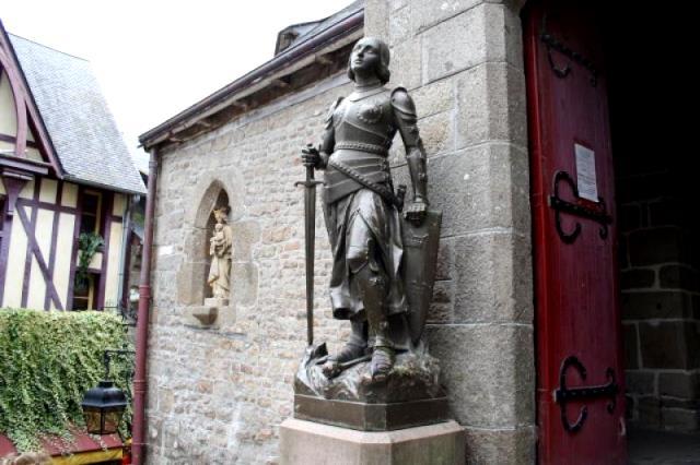 Mont saint michel manche statue de jeanne d arc