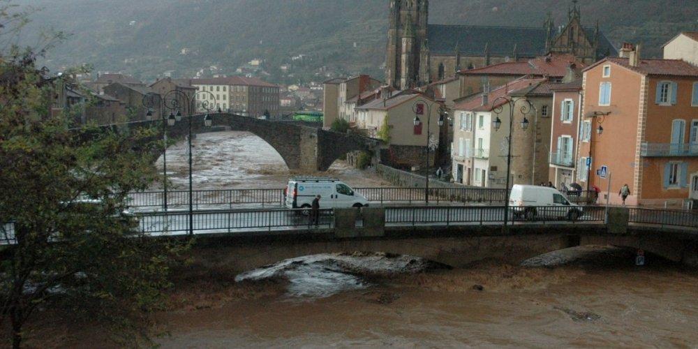 Saint affrique aveyron le pont du centenaire inondations 2012